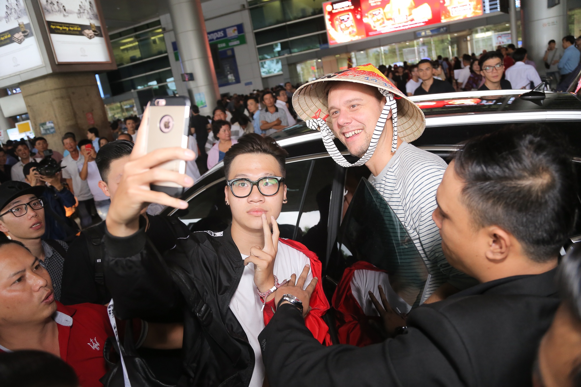 Armin Van Buuren den Viet Nam, tuoi cuoi tro chuyen cung fan hinh anh