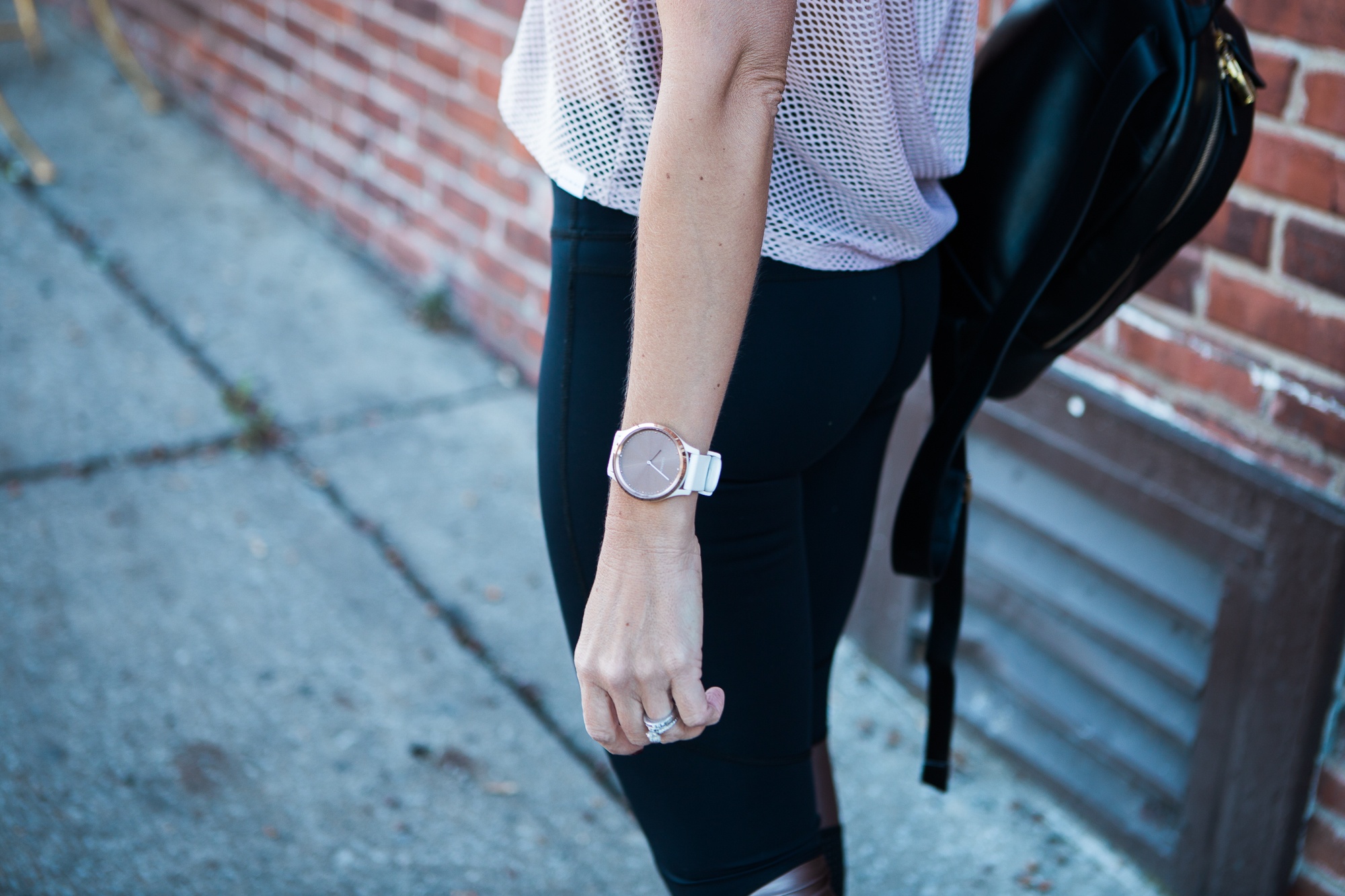 Dong ho suc khoe thiet ke thoi trang, gia tu 4,89 trieu hinh anh