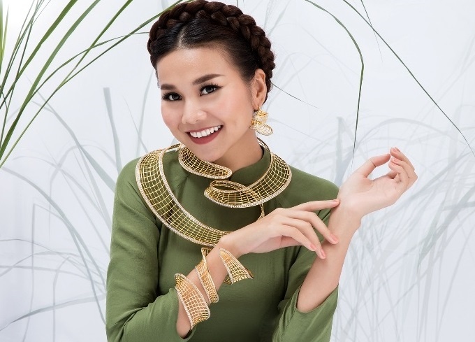 Thanh Hang dam tham trong BST trang suc dam tinh than dan toc hinh anh