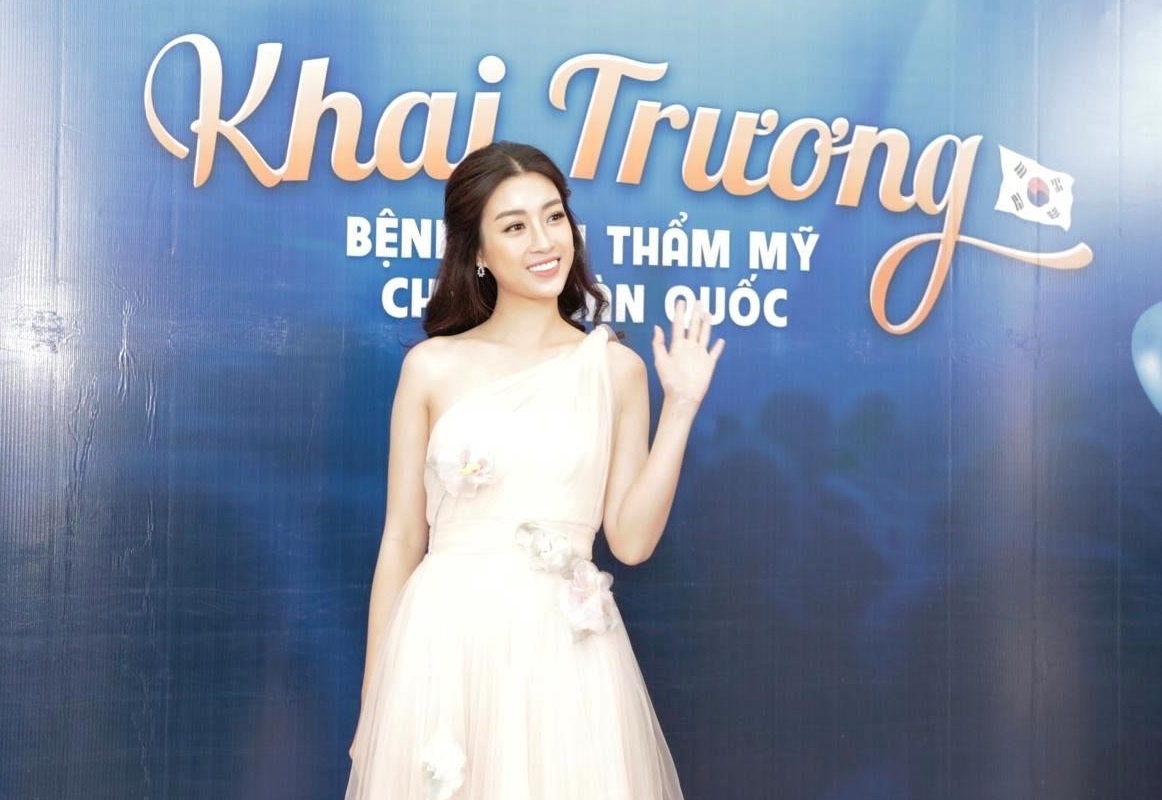 HH My Linh rang ro du khai truong benh vien tham my Han Quoc hinh anh