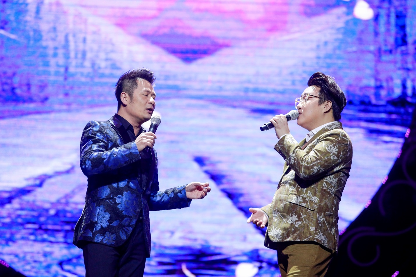 Bang Kieu, Trung Quan idol lan dau song ca trong dem nhac tai Ha Noi hinh anh