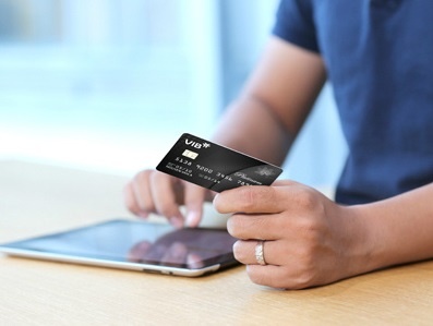 Ngan hang day manh uu dai the tin dung cuoi nam hinh anh