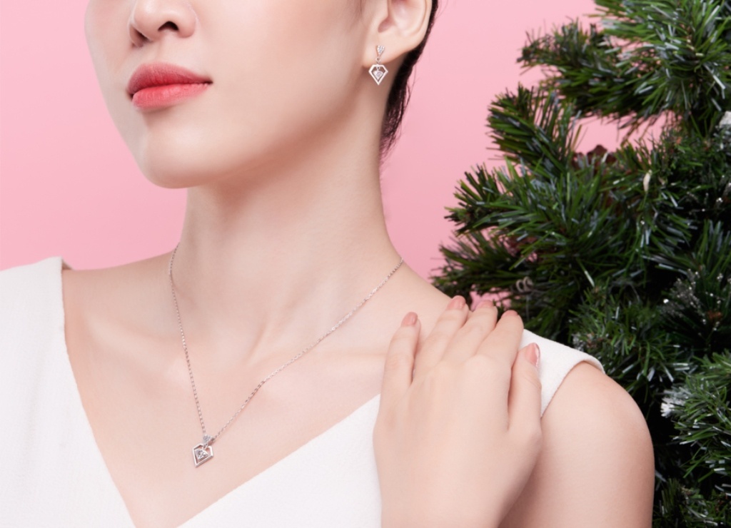 Chon trang suc ca tinh cho mua le hoi cuoi nam hinh anh