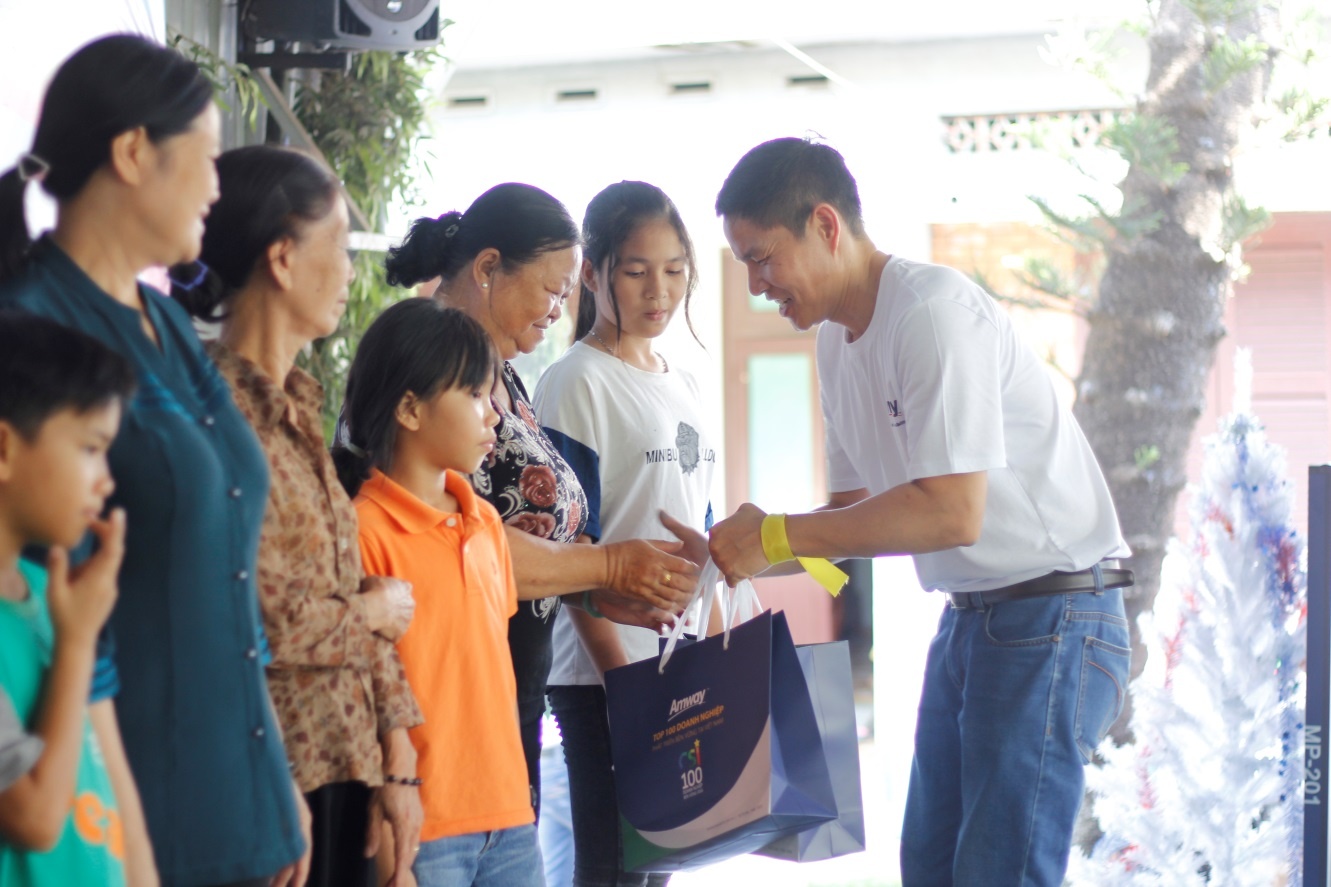 Amway Viet Nam to chuc ngay tinh nguyen vi cong dong hinh anh