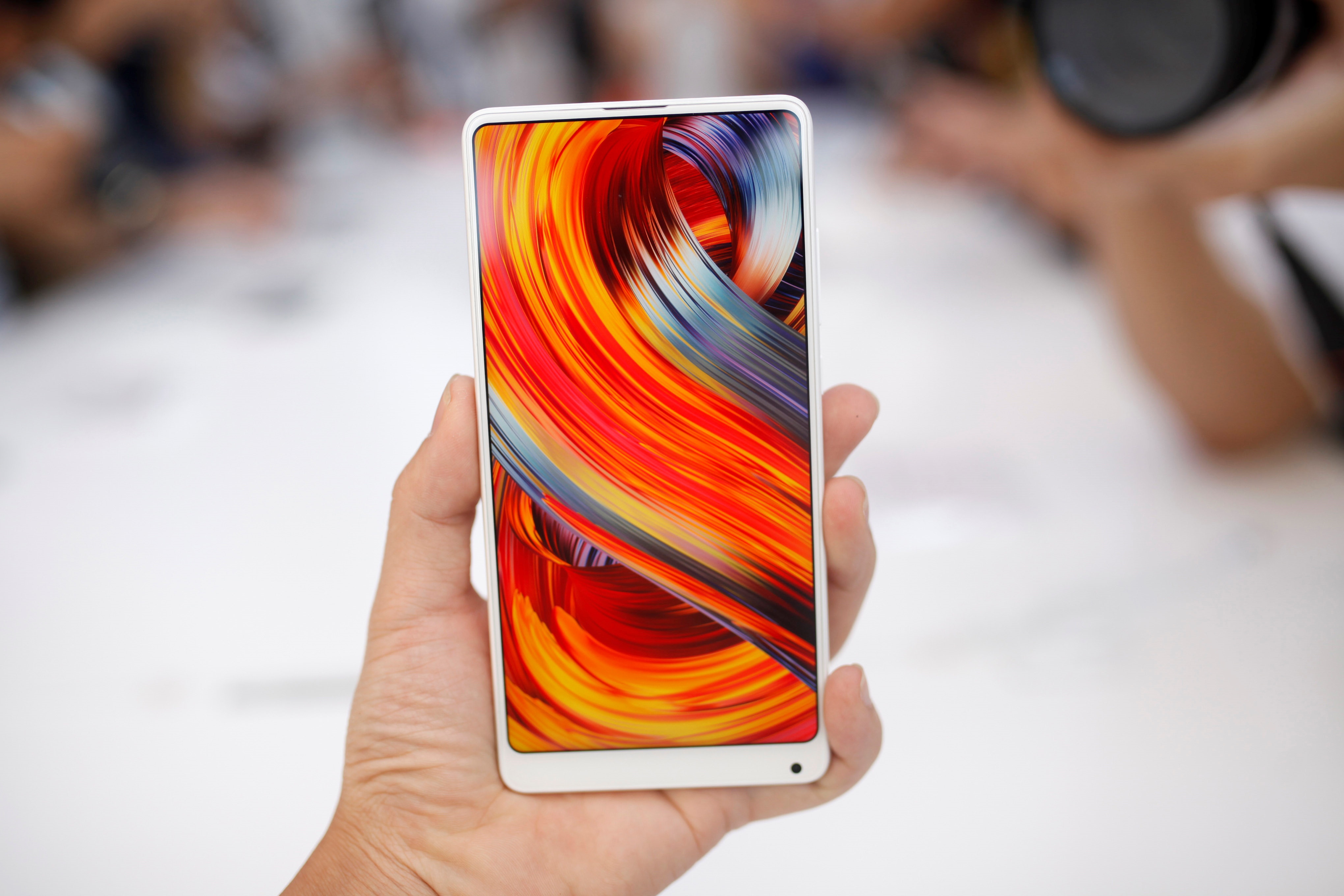 Xiaomi Mi Mix 2: Su ket hop cua gom su, kinh va kim loai hinh anh
