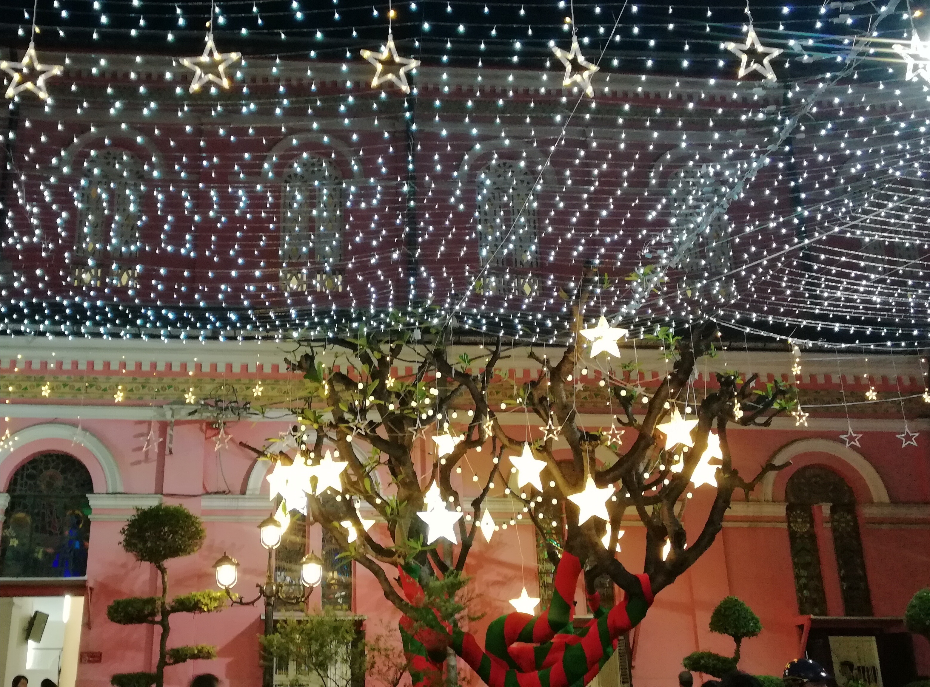 Duong pho lung linh sac mau qua ong kinh Huawei nova 2i hinh anh