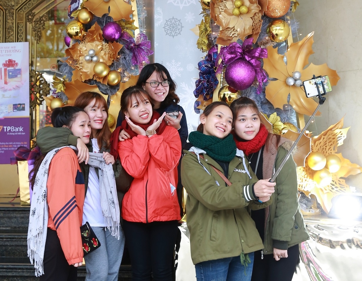 Noel nam nay choi gi o pho di bo Ho Guom? hinh anh