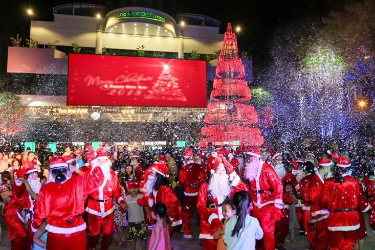 Hang chuc ong gia Noel nhay flashmob tai The Garden Mall hinh anh