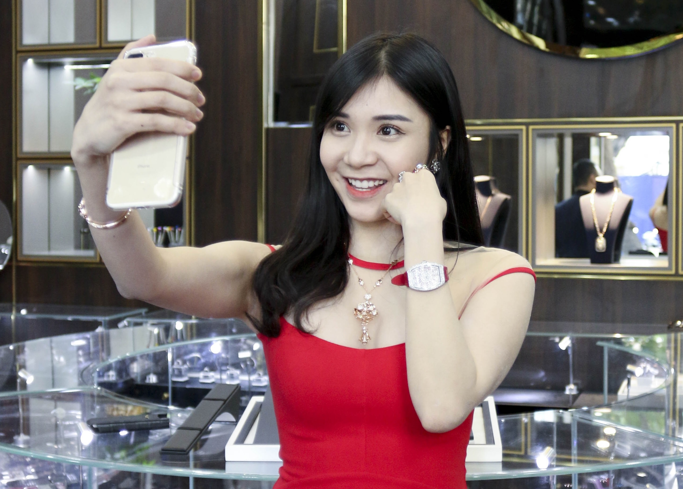 Thanh Bi dien dam do quyen ru di sam trang suc nua ty dong hinh anh