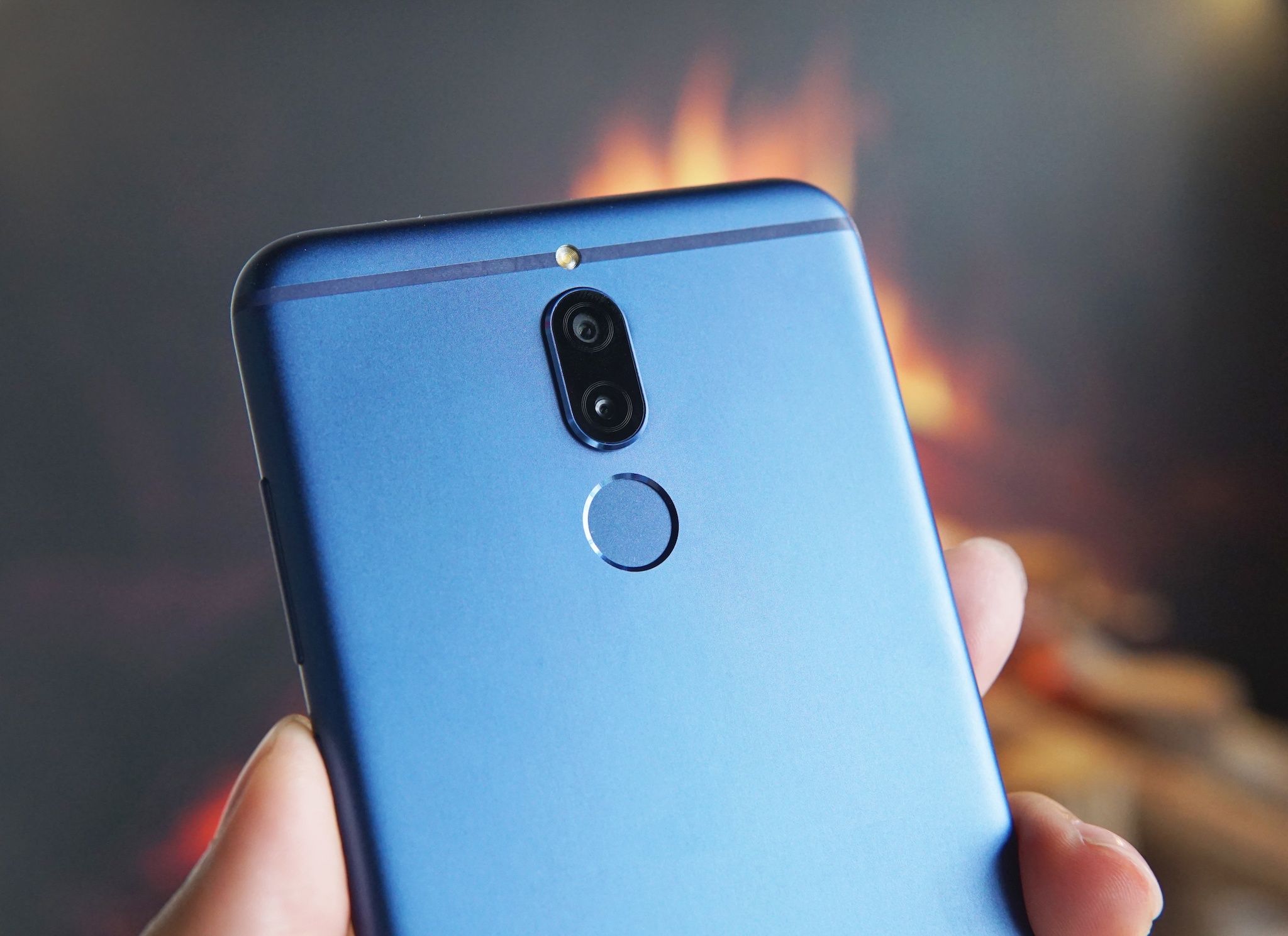 Dap hop Huawei nova 2i phien ban mau xanh hinh anh