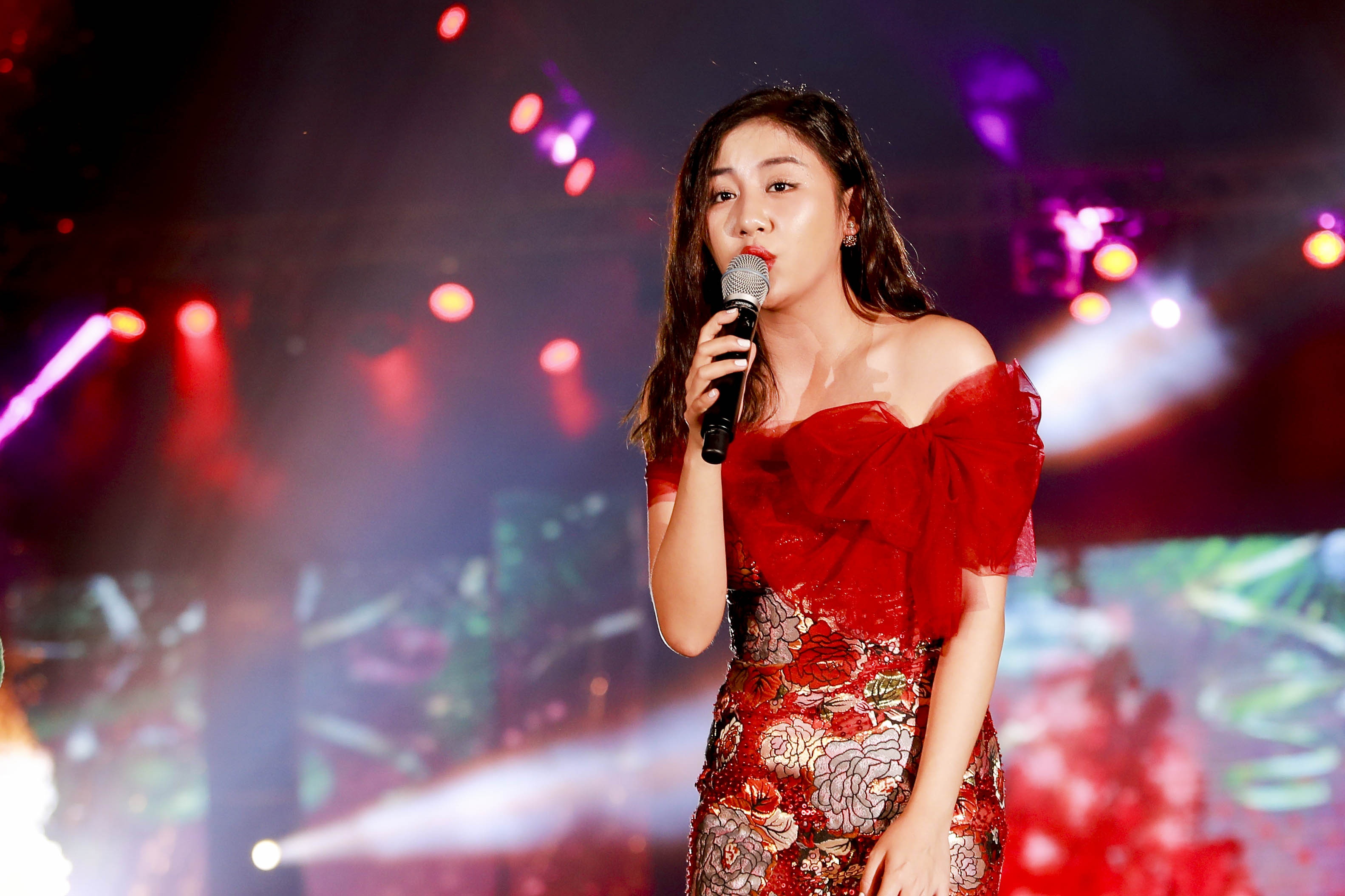 Van Mai Huong, Bui Anh Tuan trinh dien ben cay thong 30 m hinh anh