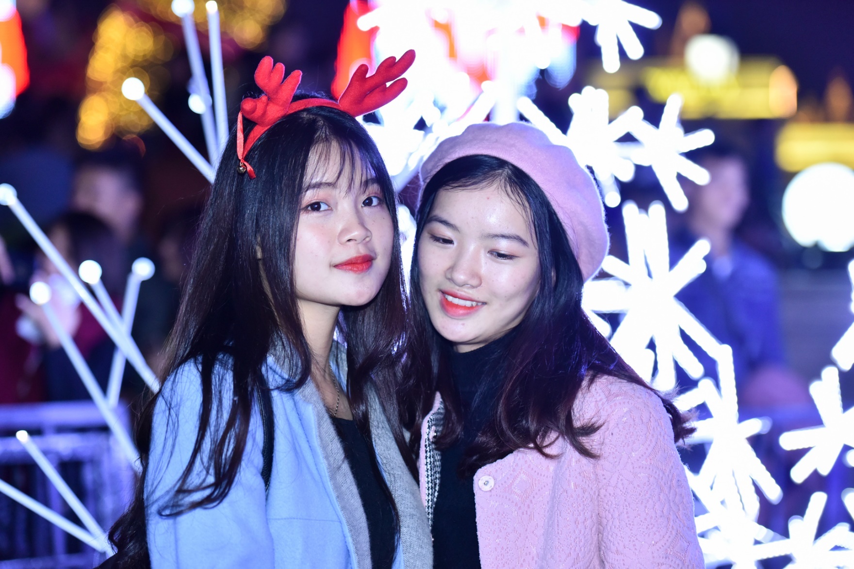 Ban gai thu do khoe sac tai ‘thanh pho anh sang’ hinh anh