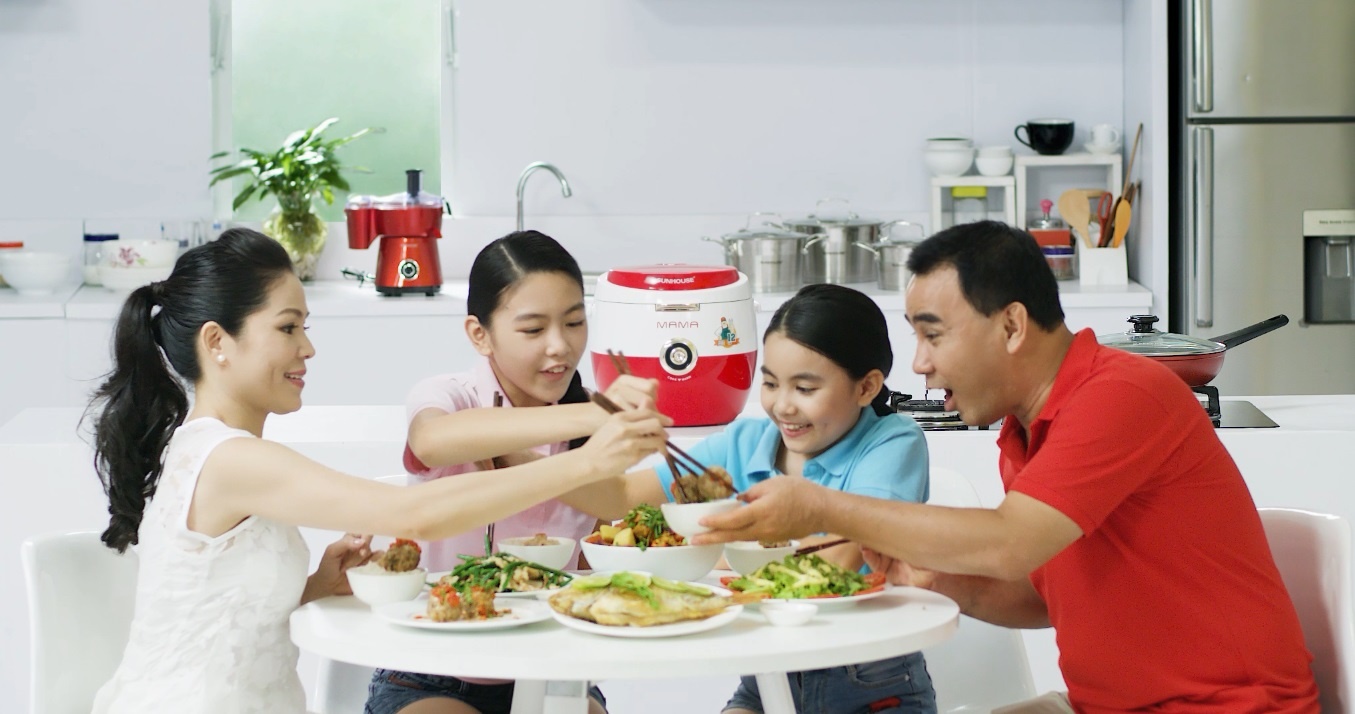 Vo chong MC Quyen Linh: ‘Bep nha la to am’ hinh anh