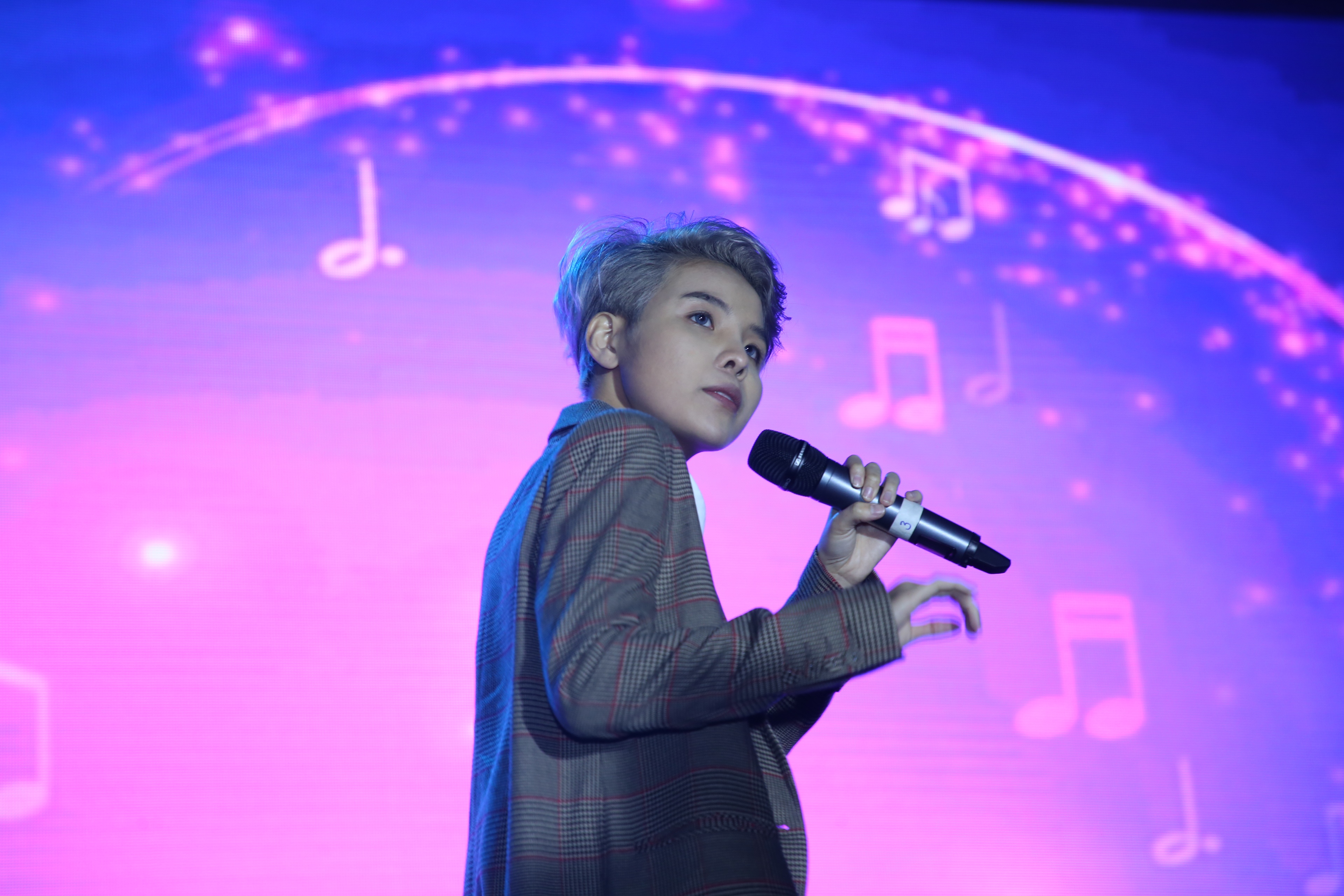 Vu Cat Tuong, Dinh Manh Ninh chay het minh tai dem nhac cho sinh vien hinh anh