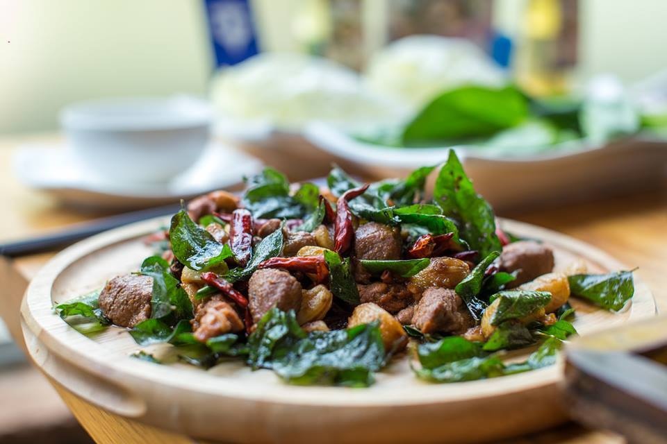 Am ap ngay dong voi dai tiec thit cuu hap dan hinh anh