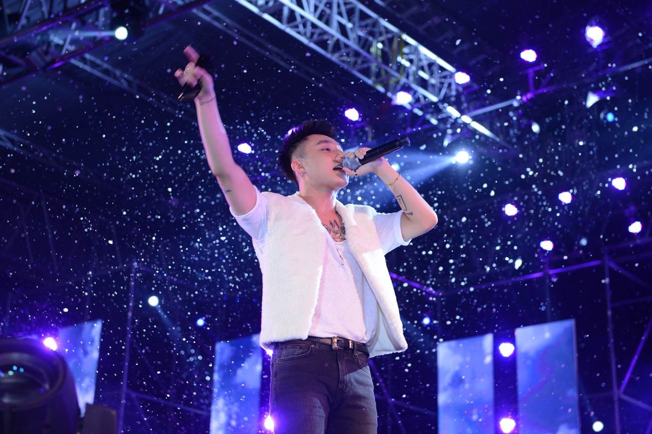 Son Tung M-TP xuat hien tren bang dang, gap fan trong mua tuyet hinh anh