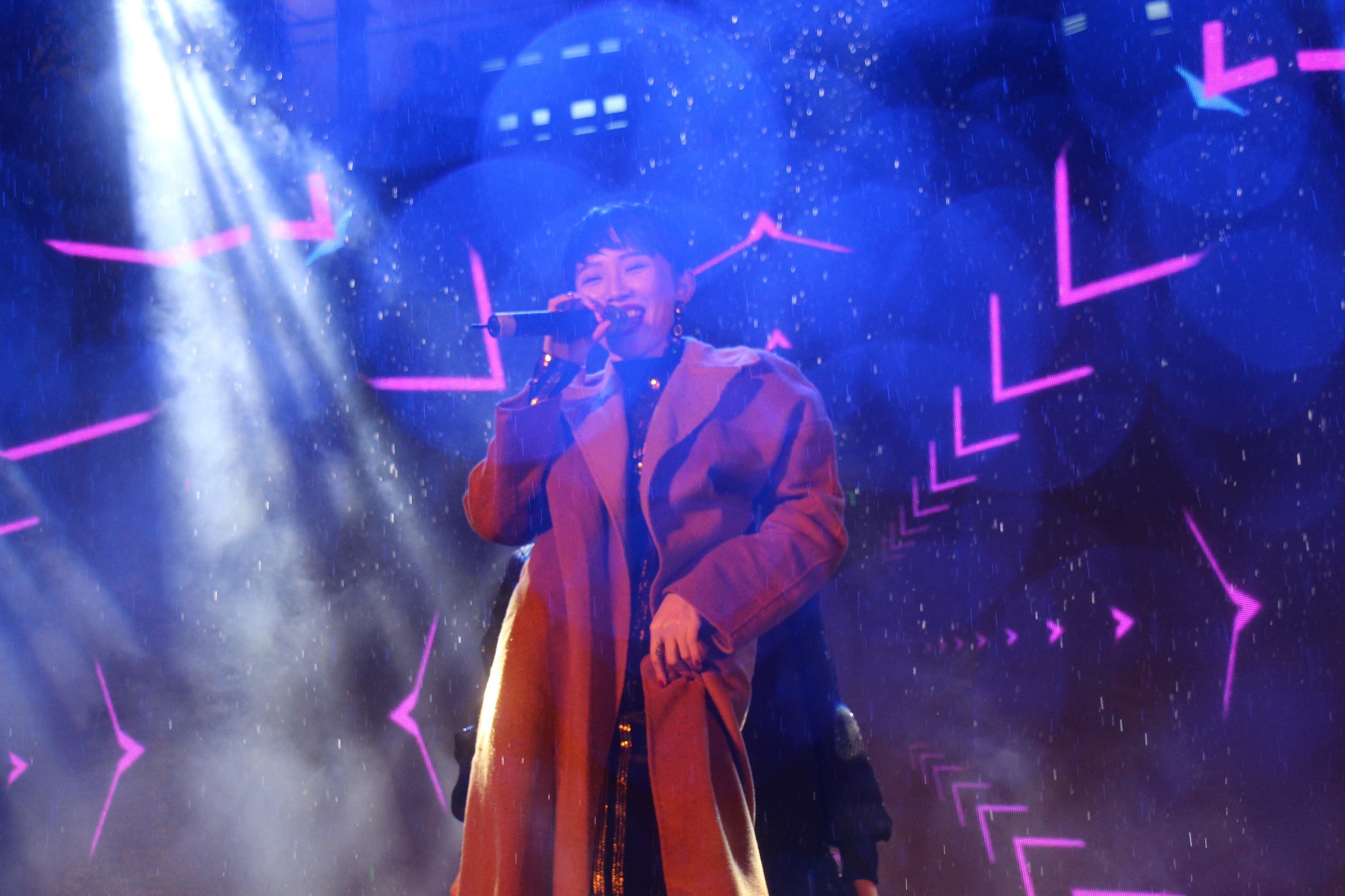 Toc Tien doi mua, trinh dien trong thoi tiet 16 do C hinh anh