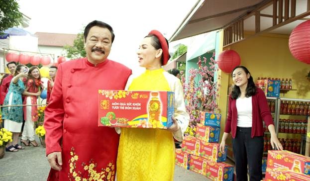 CEO Tan Hiep Phat mac ao dai, quay MV chuc Tet cung Phi Nhung hinh anh