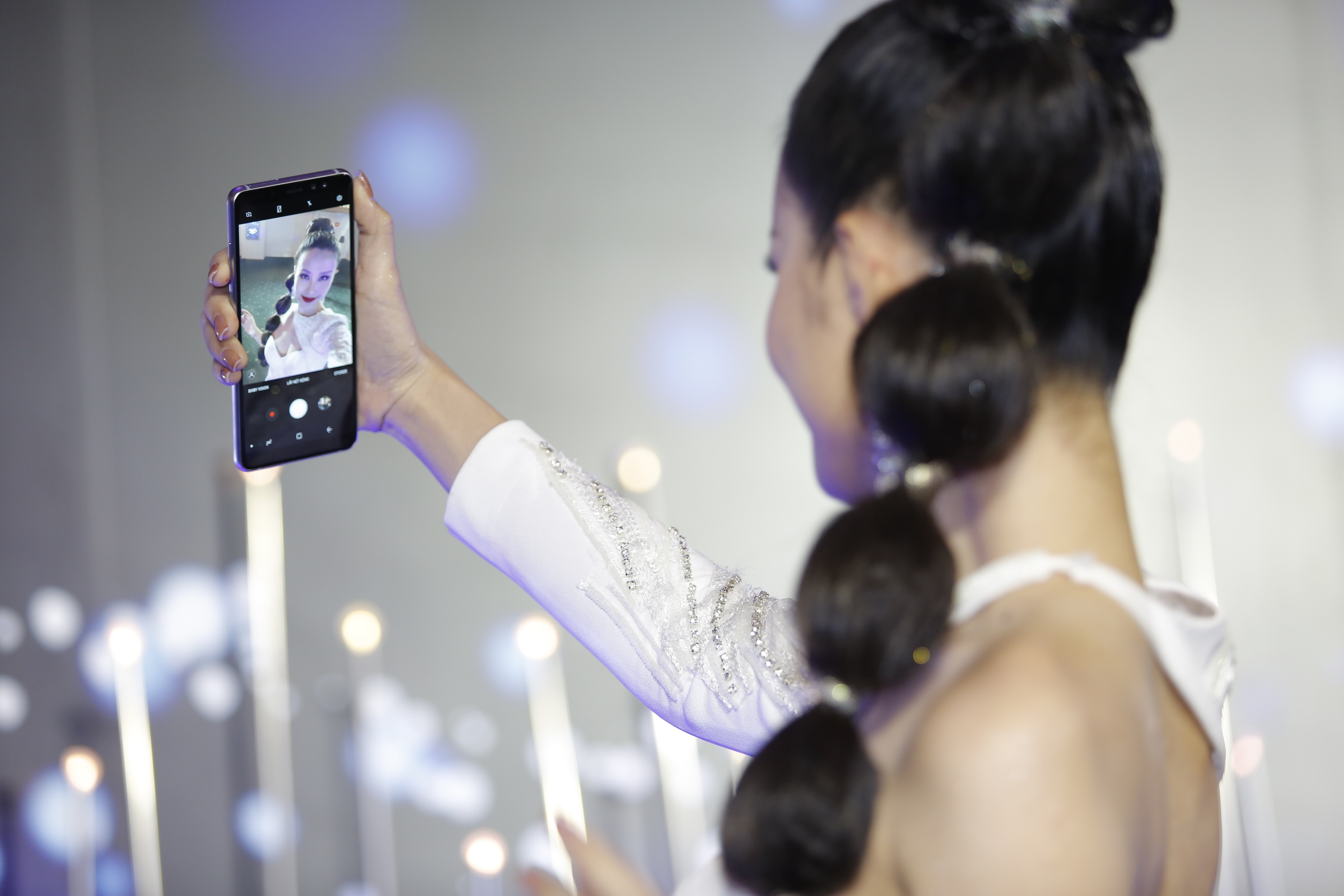 3 smartphone Samsung co tinh nang selfie xoa phong hinh anh