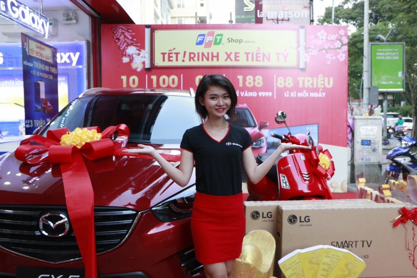 FPT Shop tang qua tien ty cho khach hang dip xuan Mau Tuat hinh anh