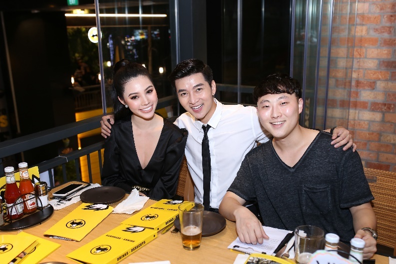 Kim Ly, Jolie Nguyen thuong thuc ‘canh ga sot buffalo’ tru danh hinh anh