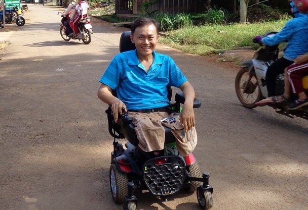 ‘Hoi sinh’ doi chan cho nguoi dan ong liet 10 nam troi hinh anh