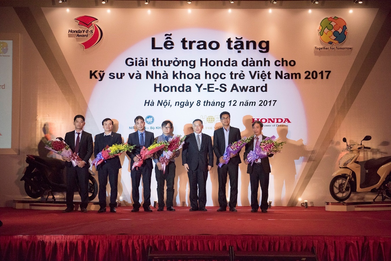 Honda Viet Nam to chuc le trao tang giai thuong Honda Y-E-S lan thu 12 hinh anh