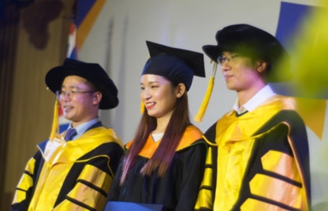 Nhan hoc bong toan phan cua dai hoc quoc te voi diem tong ket tu 9,0 hinh anh