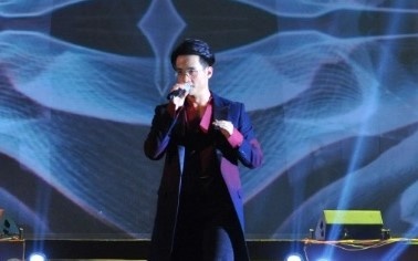 Dong Nhi goi cam, Ha Anh Tuan hat nhac remix tren san khau hinh anh