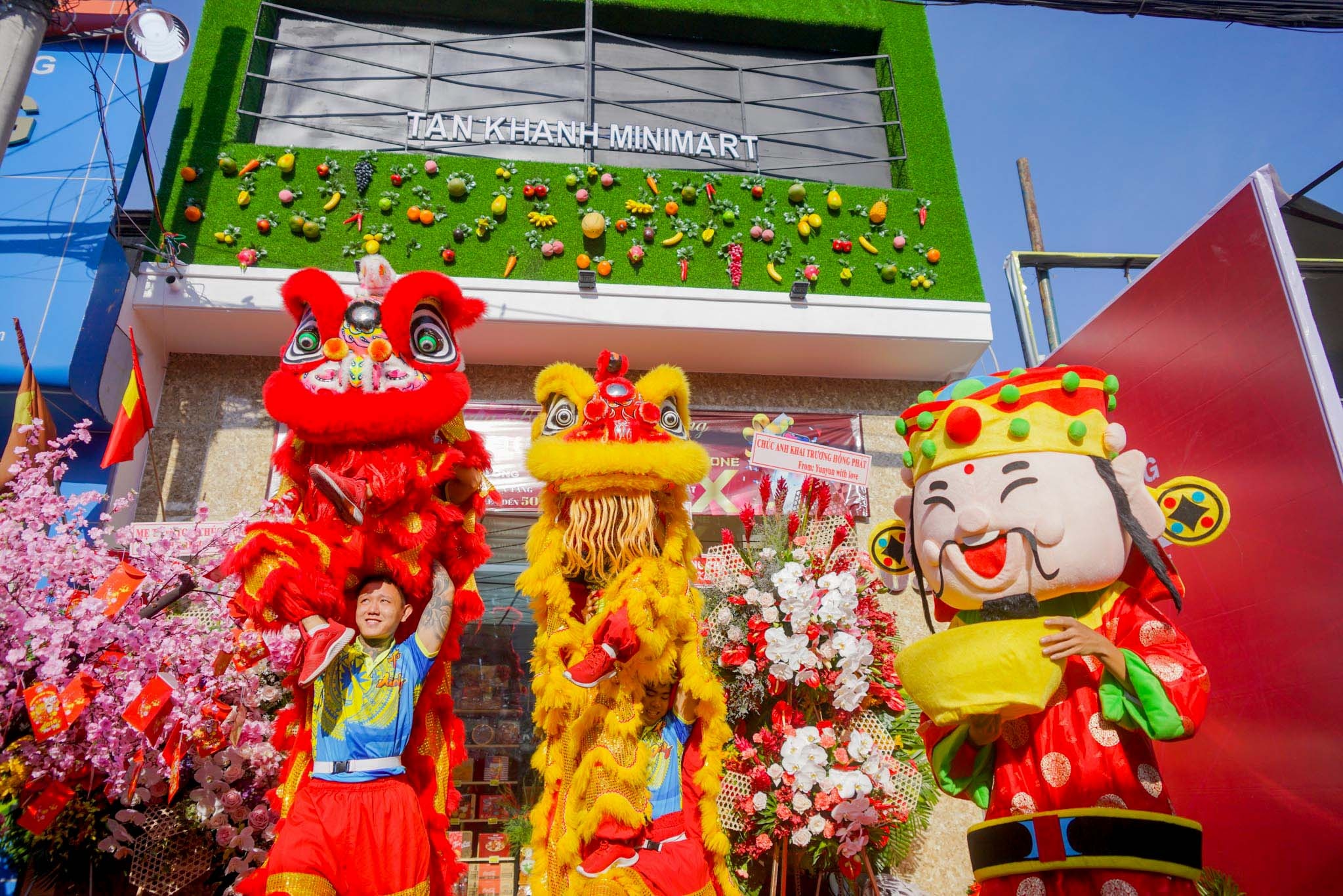 Khach xep hang cho mua sam ngay khai truong sieu thi mini Tan Khanh hinh anh