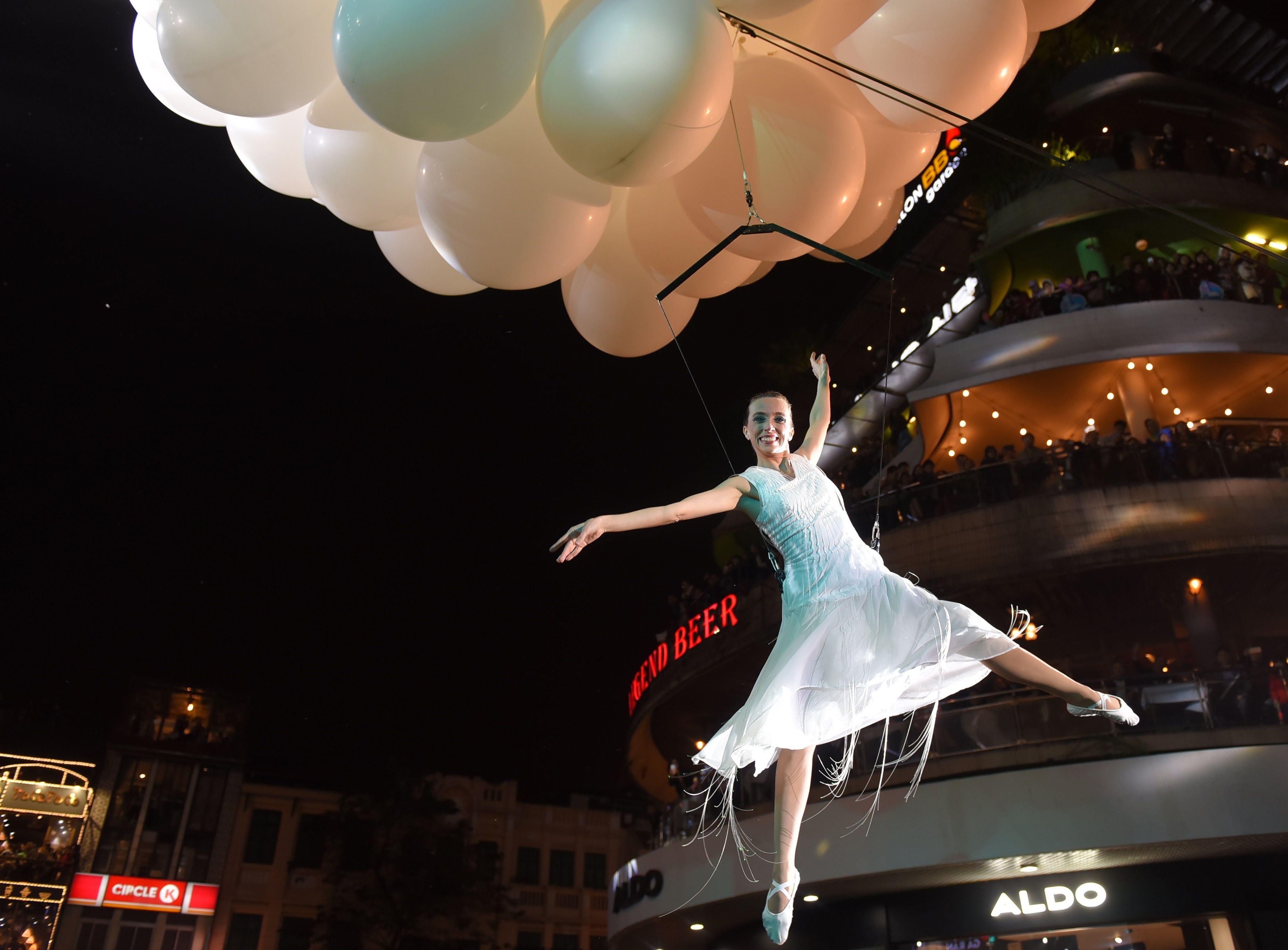 Vu cong treo minh tren khong voi chum bong bay khong lo nhu phim 'Up' hinh anh