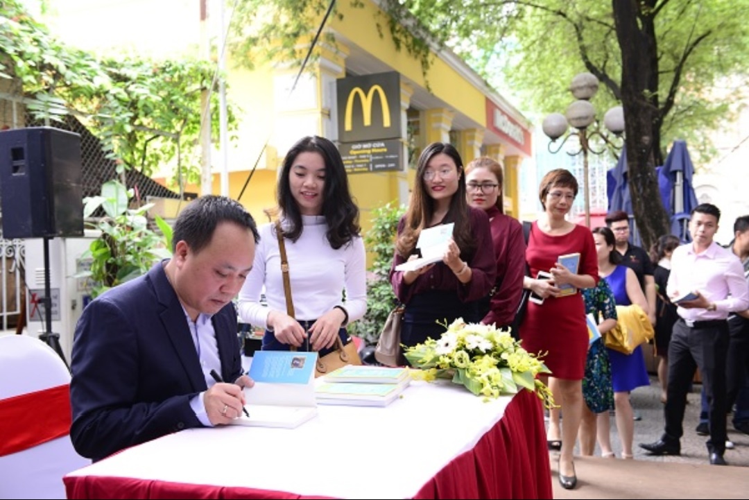 CEO Phuc Sinh: 'Ai in sach cung cho va tang, rieng toi rat han che' hinh anh