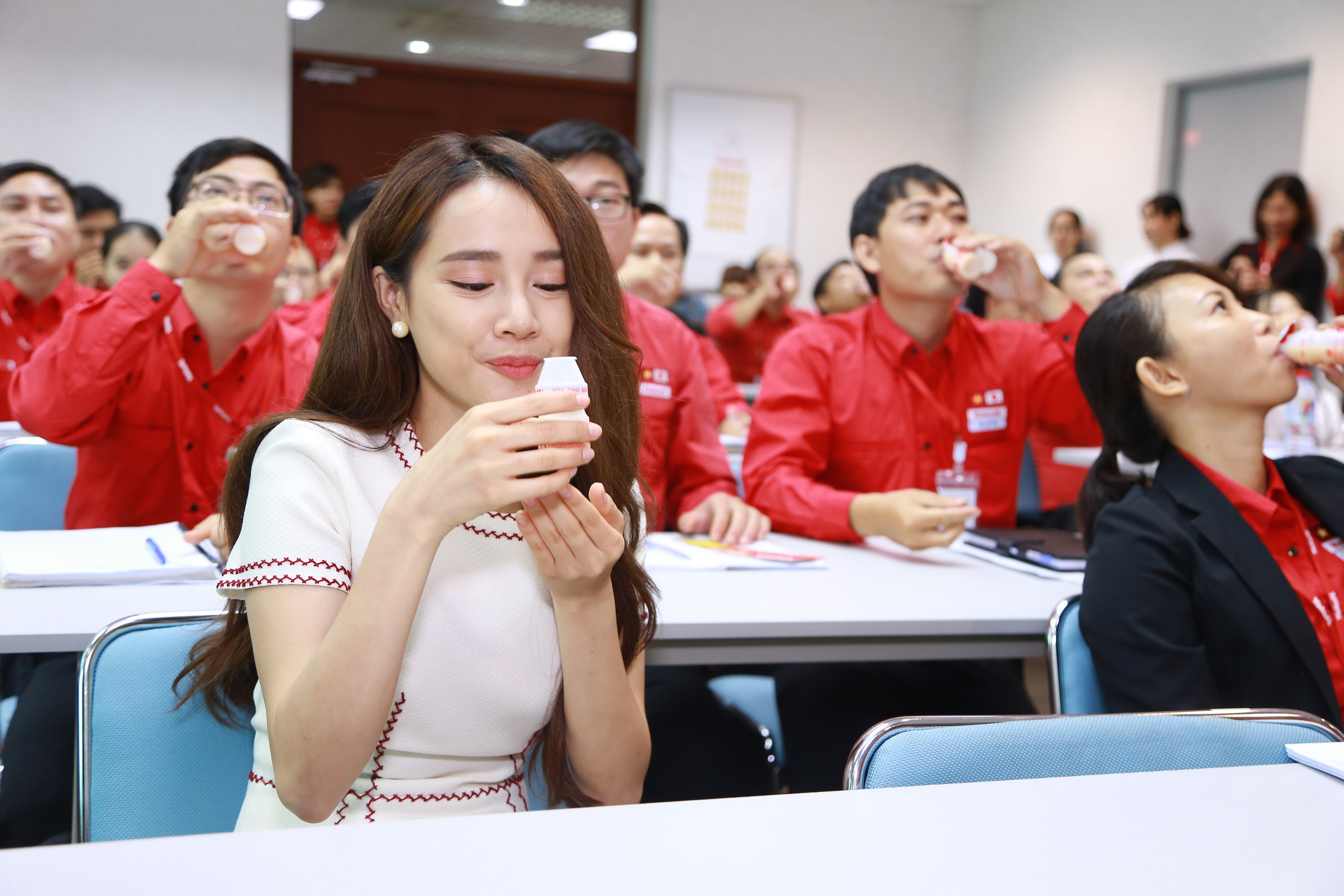 sua uong len men Yakult anh 2