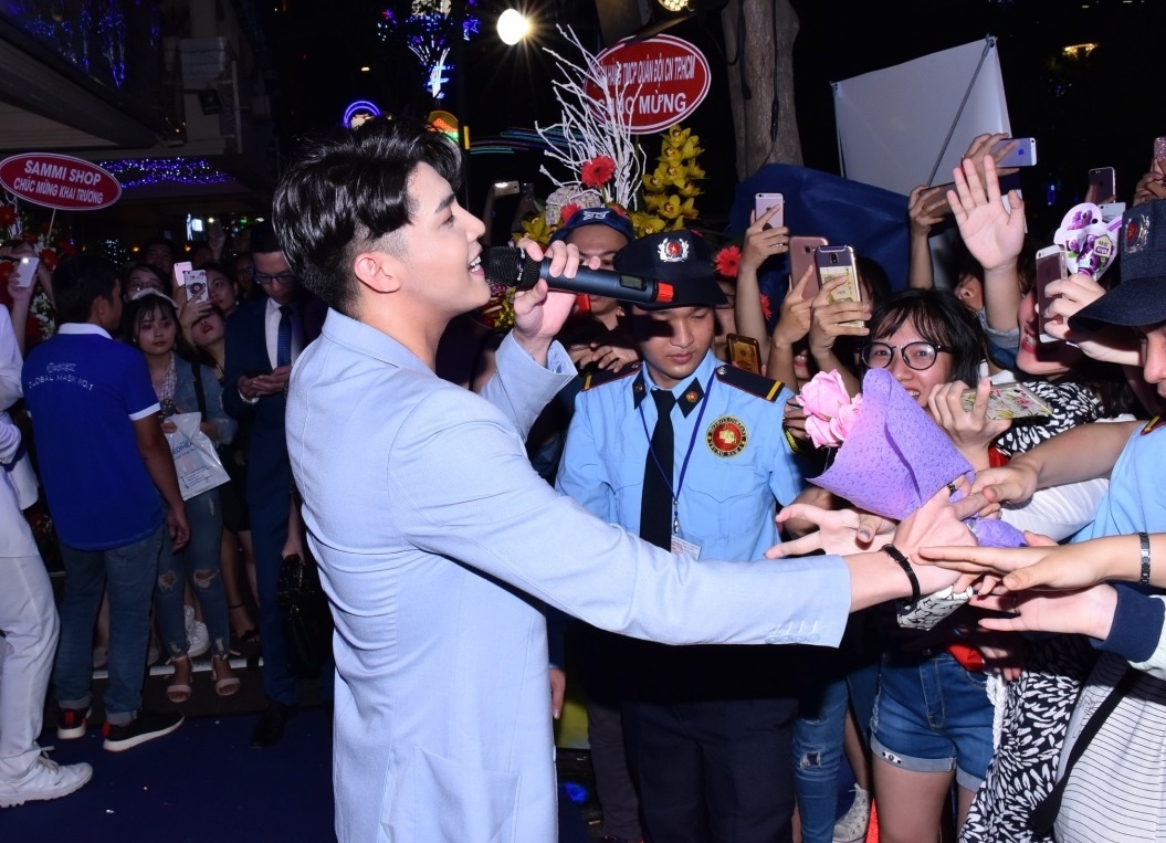 Noo Phuoc Thinh dien trai du khai truong showroom moi cua Mediheal hinh anh