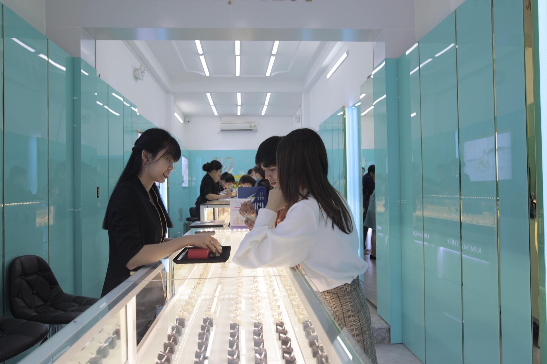 Kim Ngoc Thuy tung uu dai ‘Song hy lam mon’ mung khai truong hinh anh