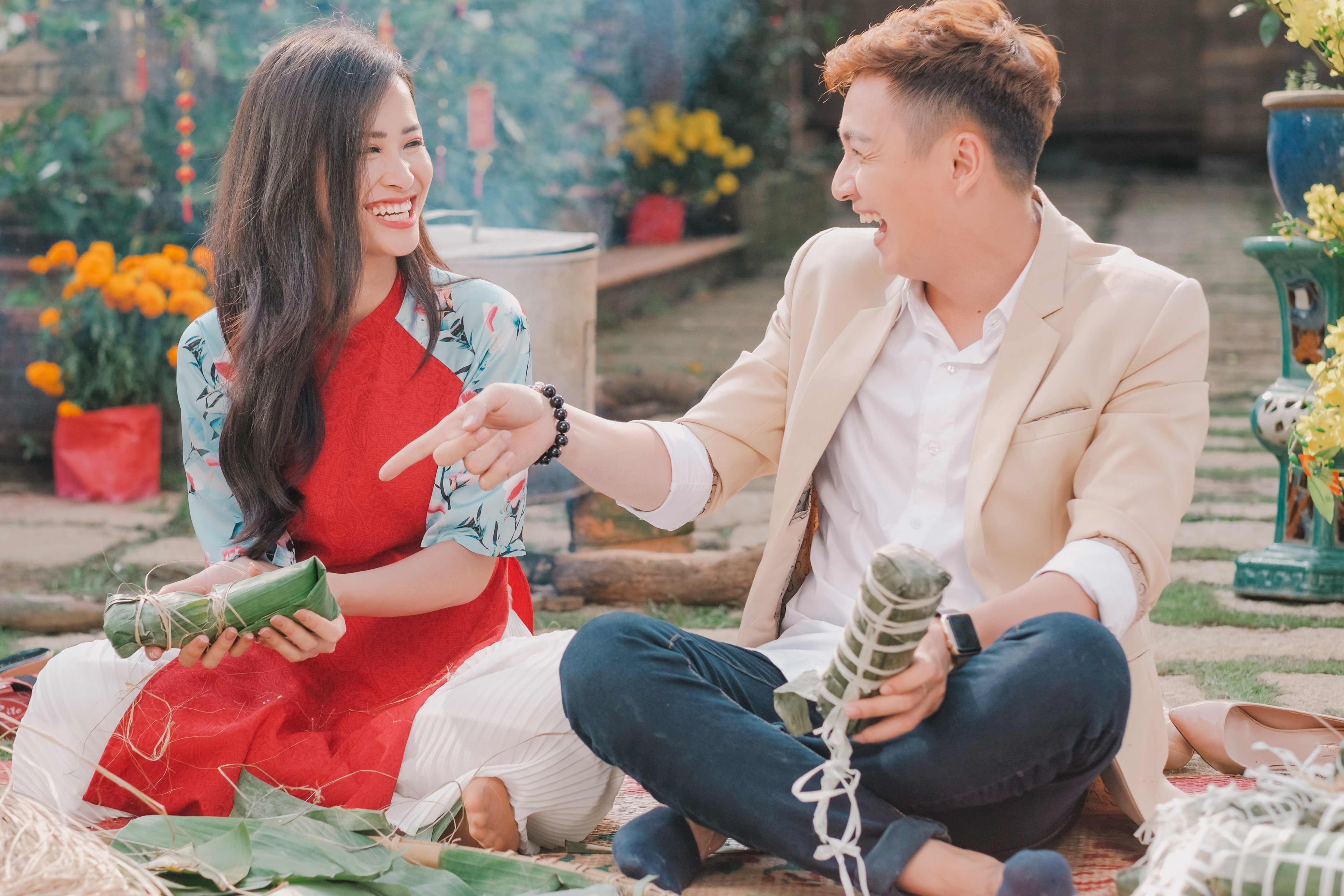 Dong Nhi, Ngo Kien Huy tro tai nau banh tet trong MV moi hinh anh