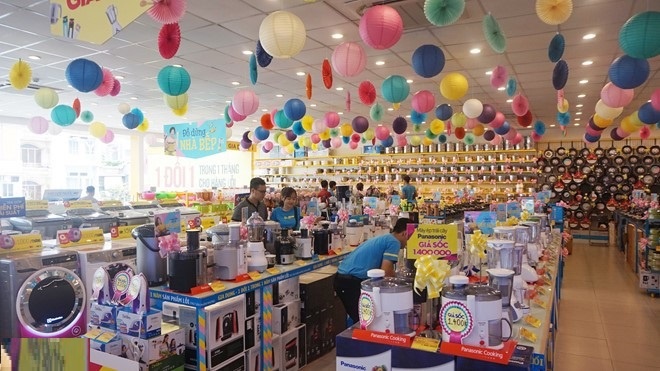 Hang loat hang dien tu lon tung khuyen mai hap dan cuoi nam hinh anh