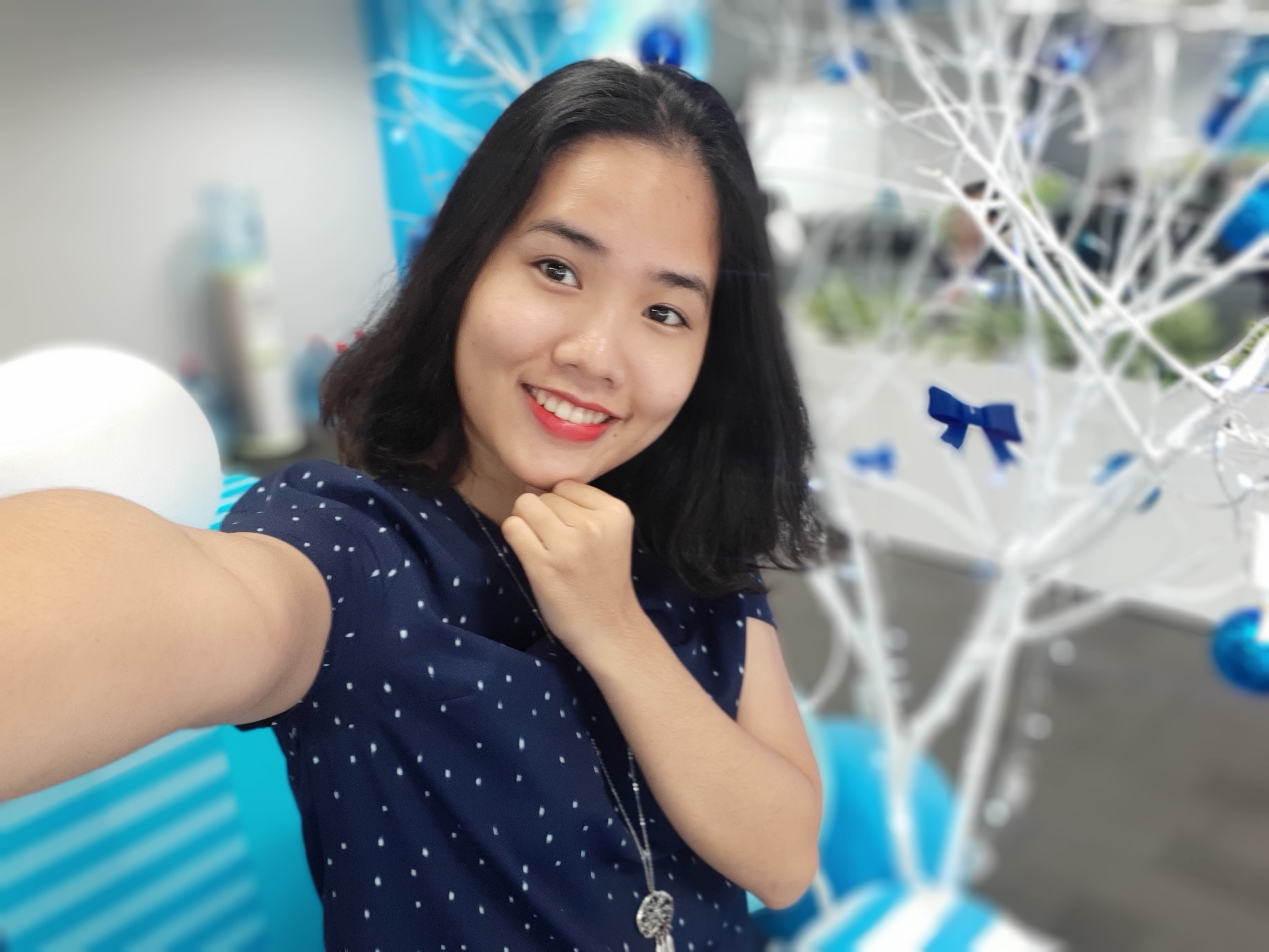 Mua le hoi da den, ban co biet cach selfie de noi bat hon? hinh anh