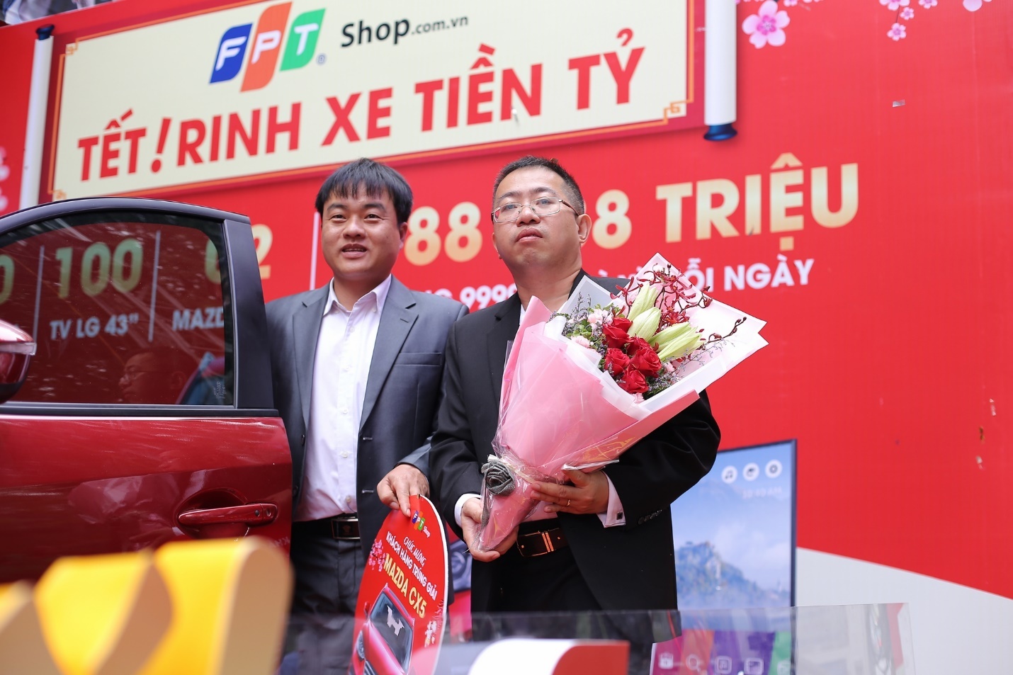 FPT Shop trao qua tien ty cho khach hang may man khi mua sam dip Tet hinh anh