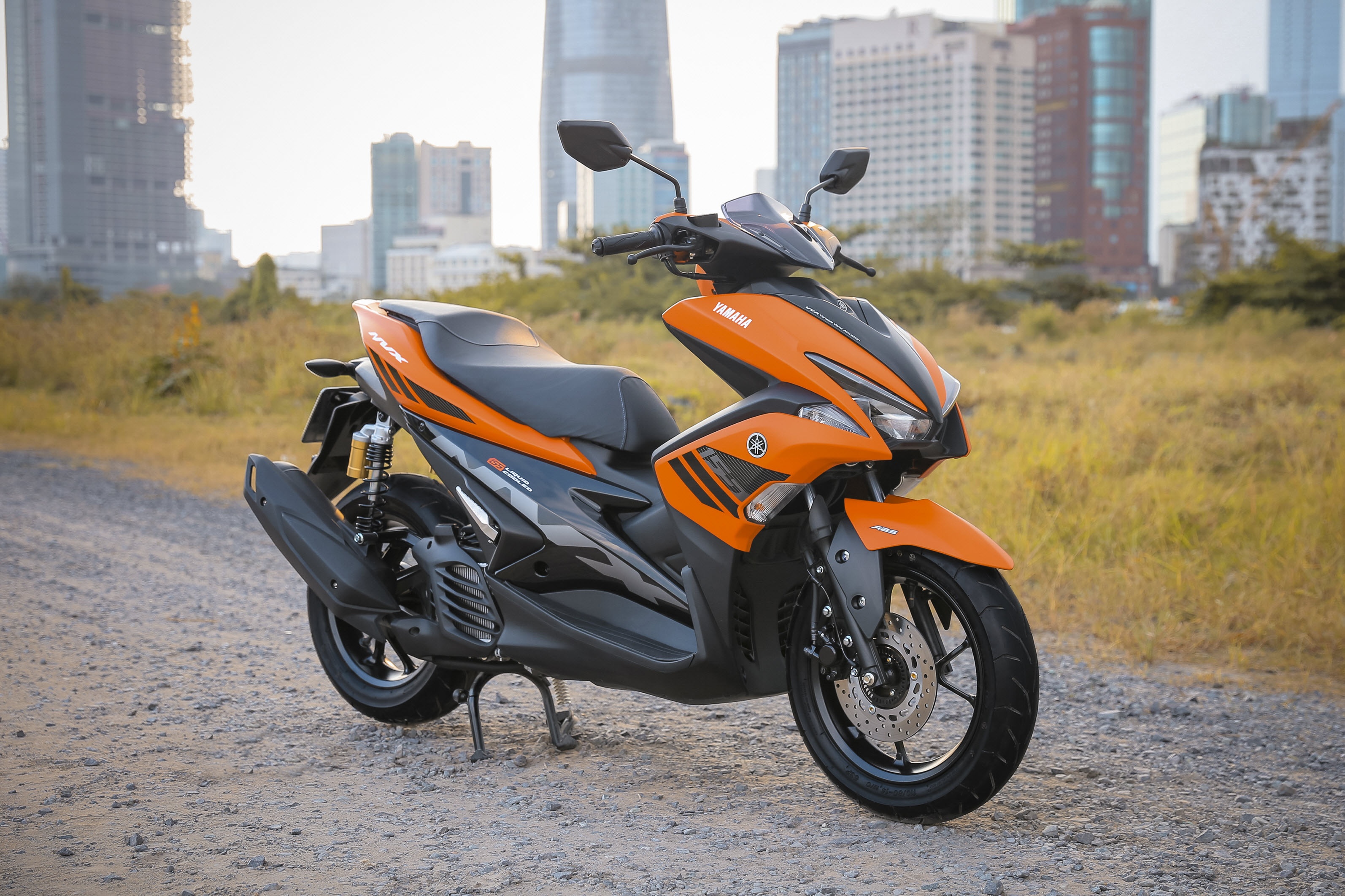 NVX 155 them phien ban mau cam den gia 52,7 trieu dong hinh anh