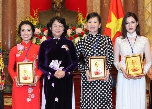 My pham Hapi nhan bang khen tai su kien doanh nhan hoi nhap kinh te hinh anh