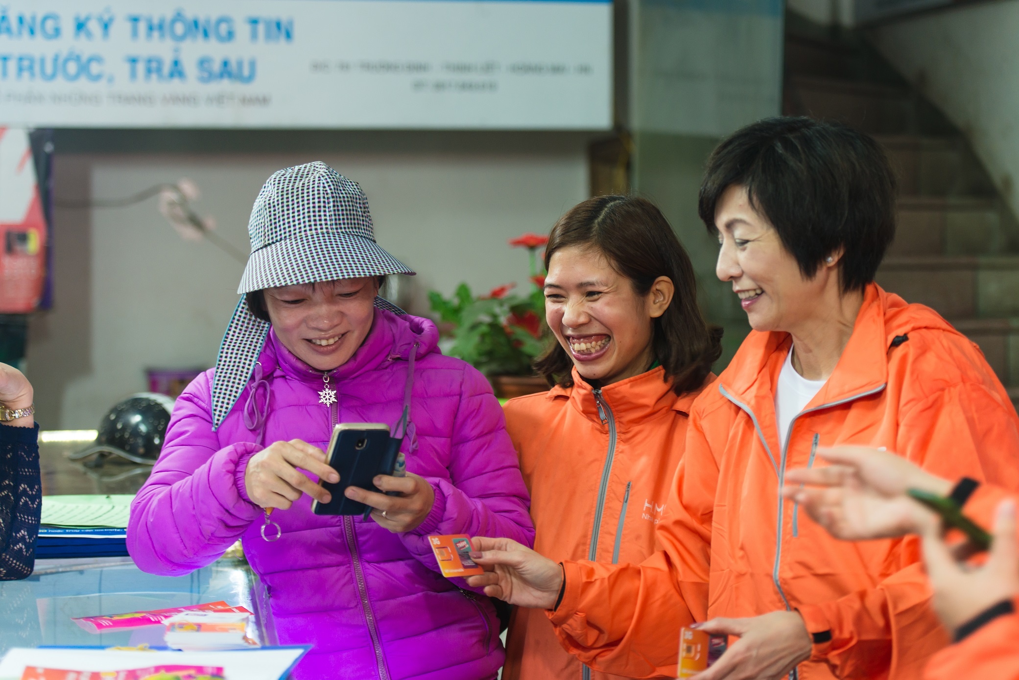 tổng giám đốc Vietnamobile chạy xe máy đi bán SIM ảnh 2 tong giam doc Vietnamobile chay xe may di ban SIM anh 2