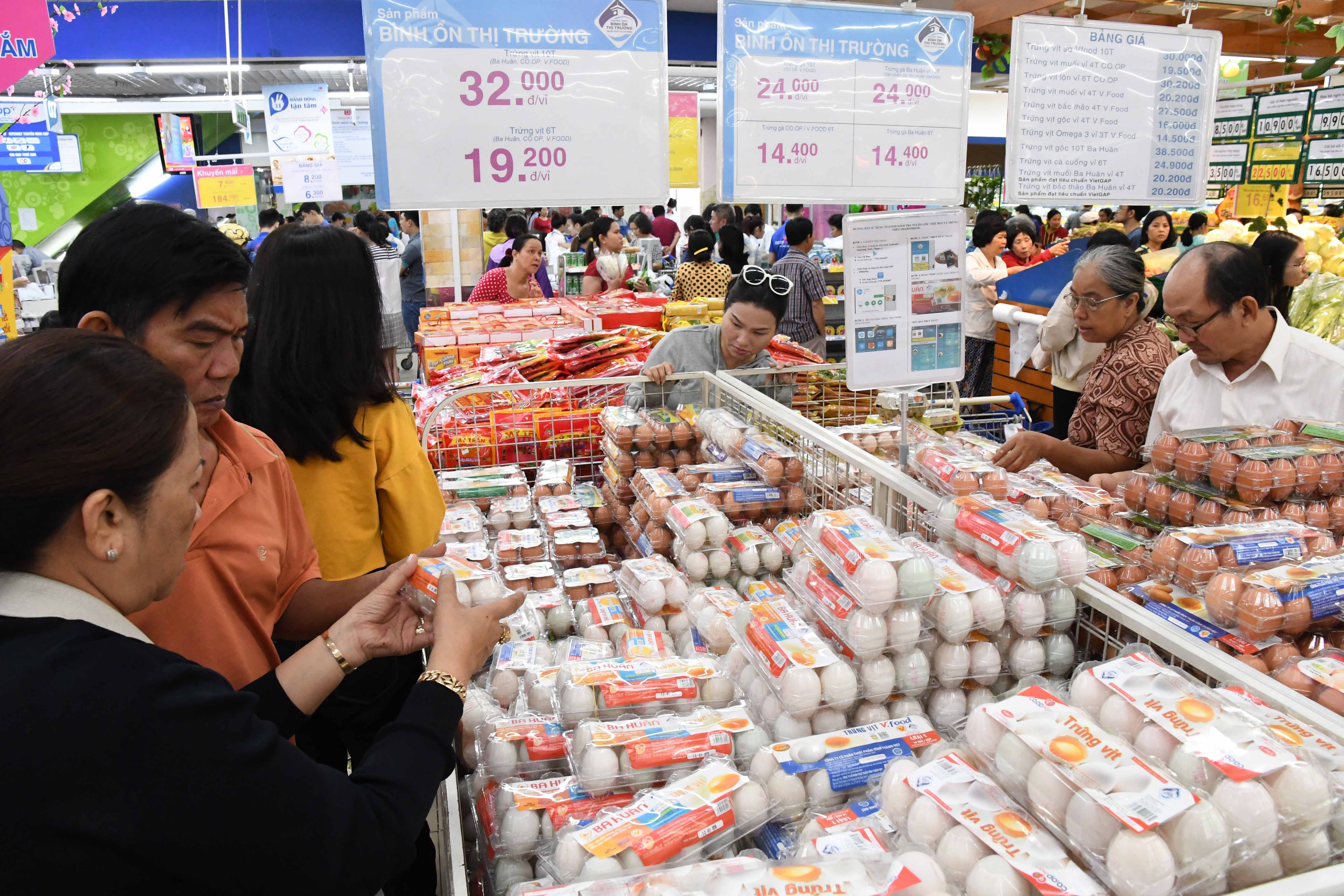 Co.opmart Tan Thanh giam gia sau, tang iPhone X dip khai truong hinh anh