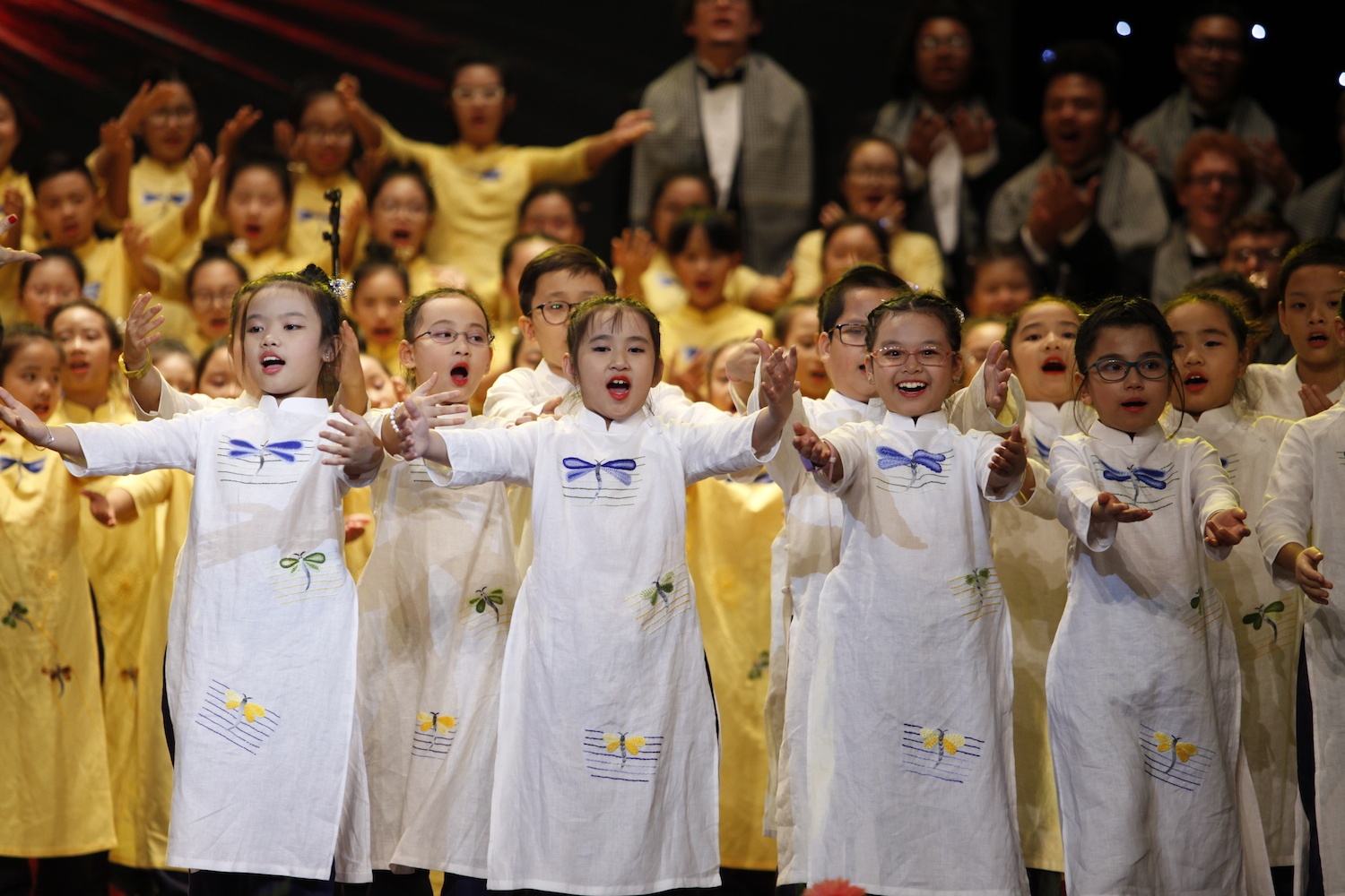 Hoc sinh Vinschool tao an tuong manh khi ket hop voi dan hop xuong My hinh anh