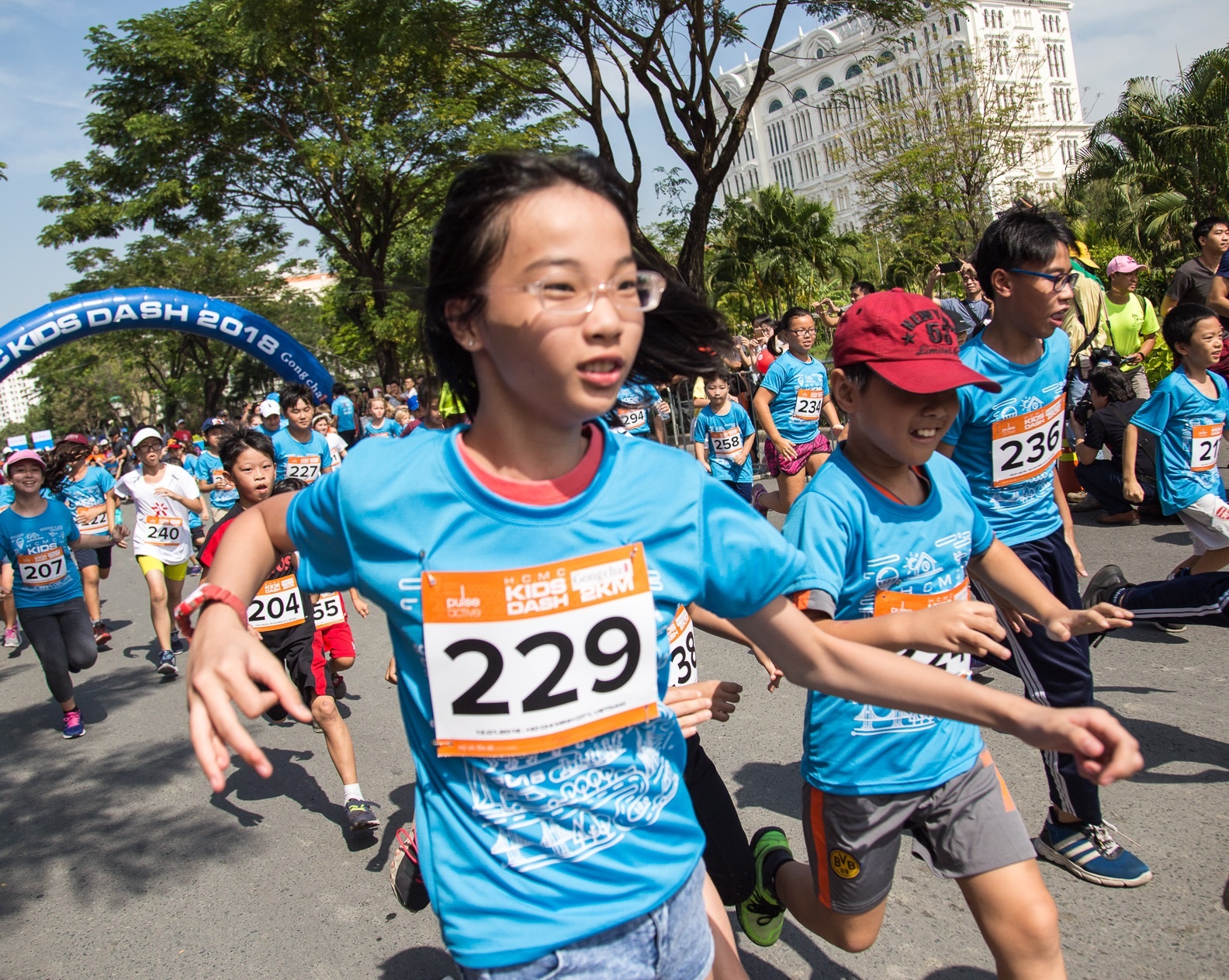 Hon 200 em nho Sai Gon chay marathon chuyen nghiep hinh anh