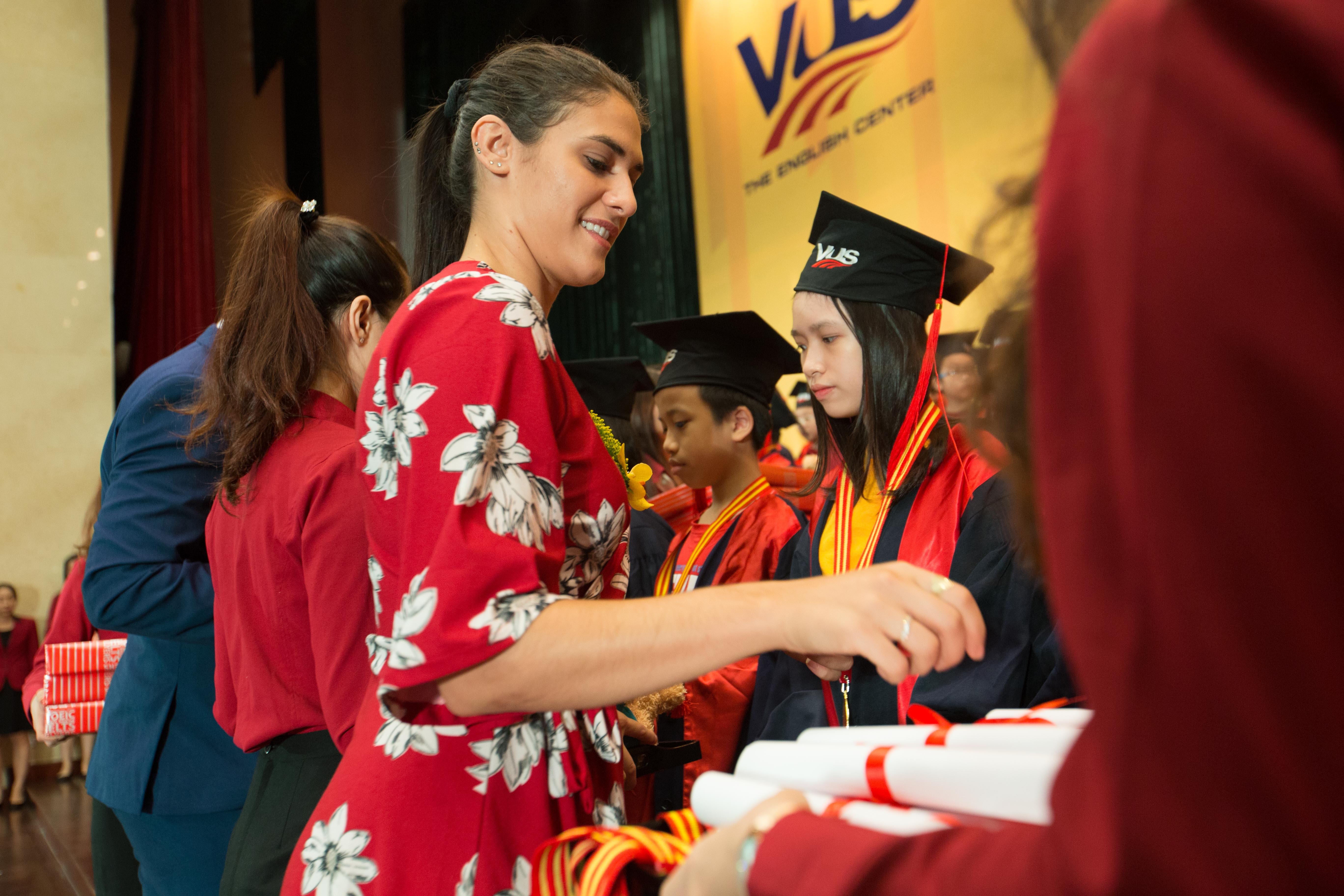 VUS trao gan 100.000 chung chi quoc te cho hoc vien hinh anh