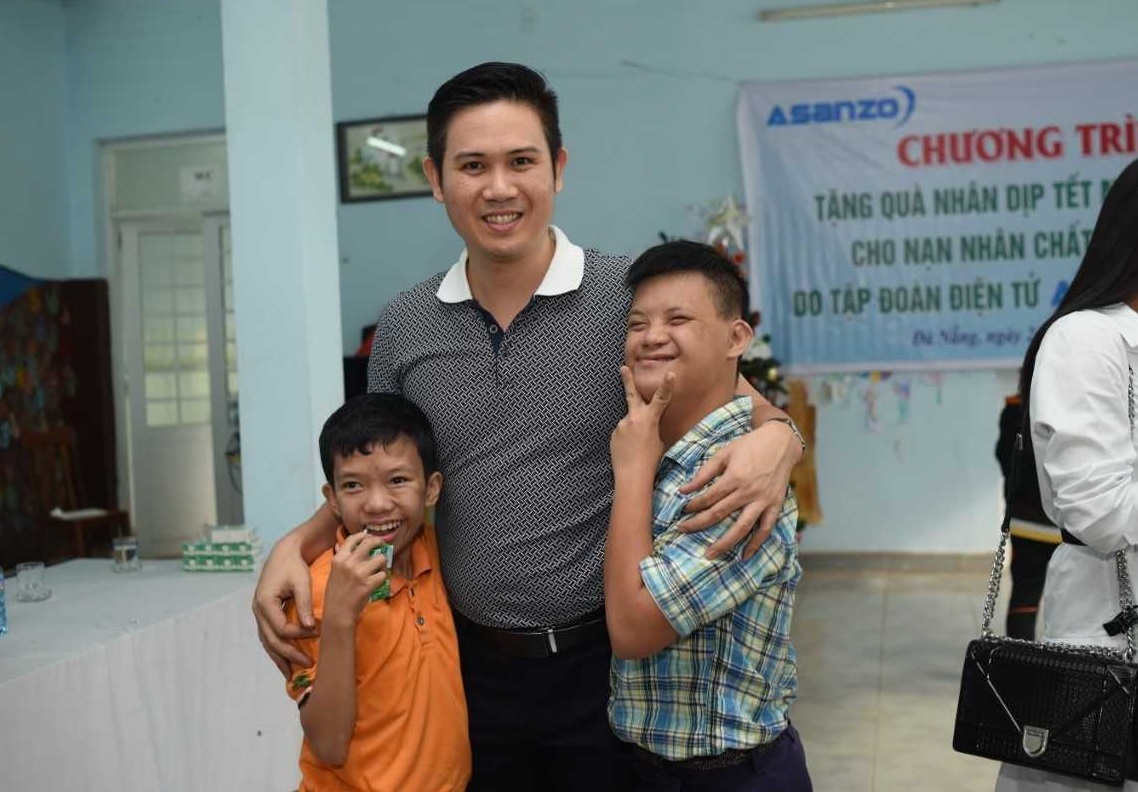 Asanzo trao qua Tet cho tre em nhiem chat doc da cam tai Da Nang hinh anh