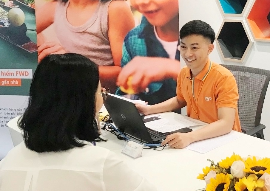 FWD ra mat tinh nang click chuot rut tien bao hiem hinh anh