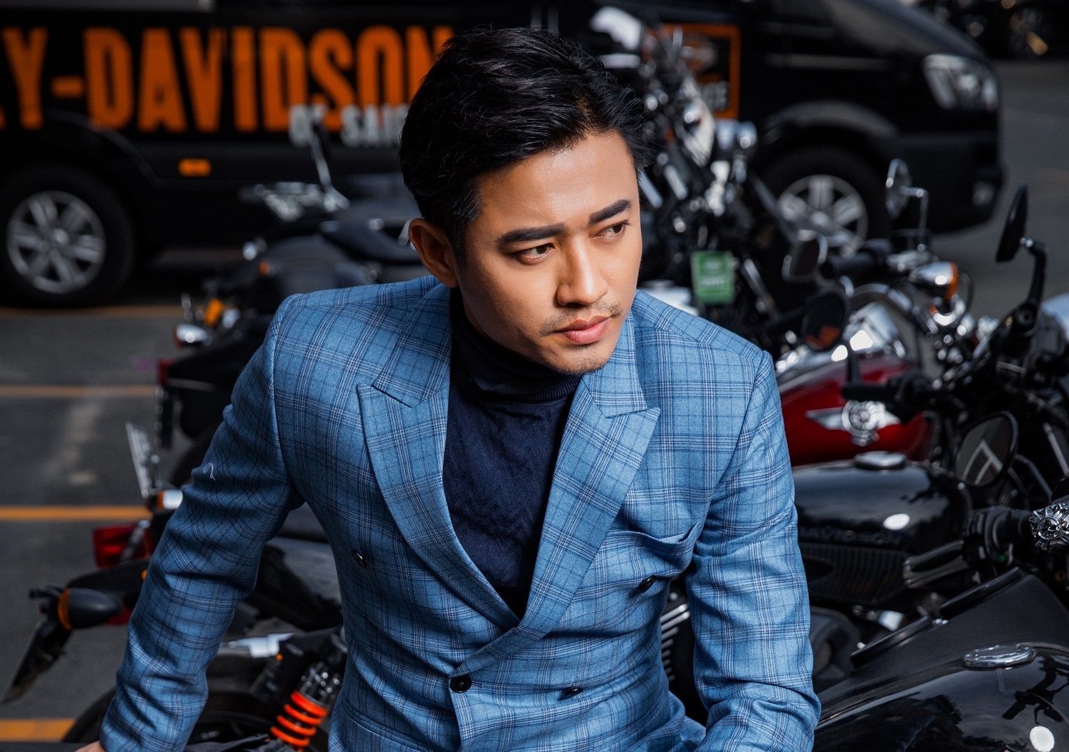 Quy Binh lich lam trong trang phuc veston Mon Amie phong cach Italy hinh anh