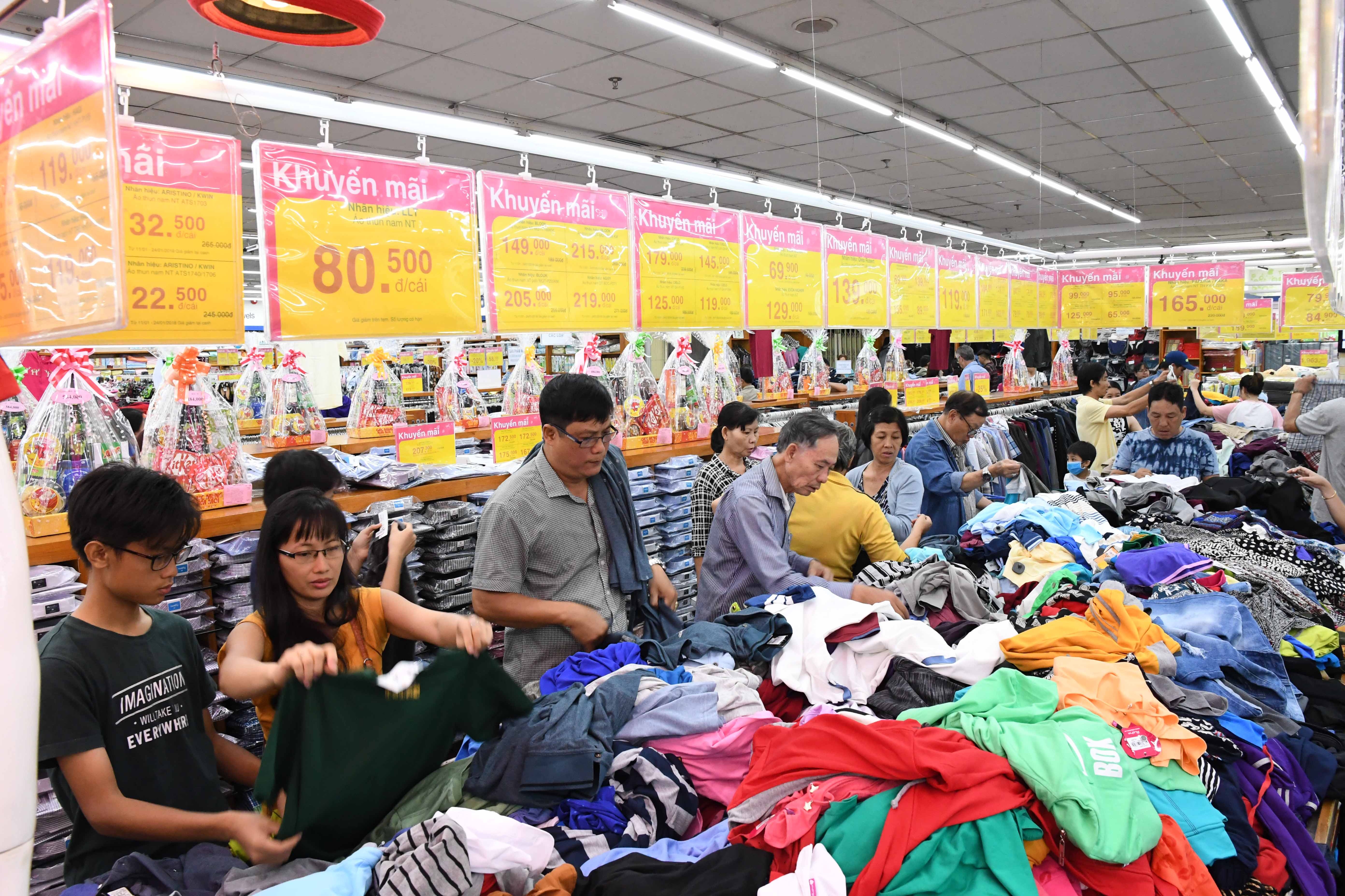 Sieu thi Co.opmart Tan Thanh - Ba Ria dong khach dip khuyen mai hinh anh